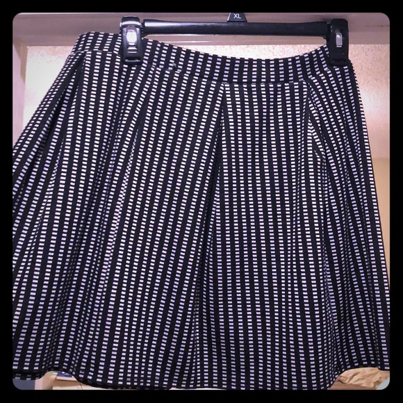 Black and white skirt - Picture 1 of 2